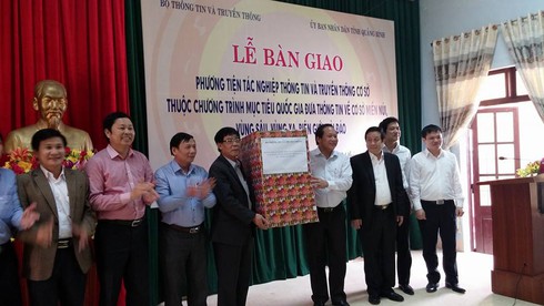 Bàn giao phương tiện tác nghiệp thông tin cho cơ sở tại Quảng Bình - ảnh 2