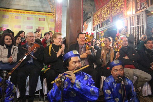 Các đại sứ nước ngoài say mê xem hát văn, hầu đồng - ảnh 2