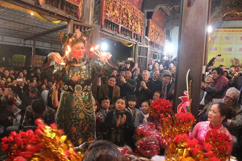 Các đại sứ nước ngoài say mê xem hát văn, hầu đồng - ảnh 1