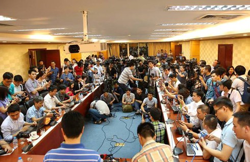 Shop TIN 28/4: Vì sao Thủ tướng buồn? Con tắm biển ở đâu? - ảnh 1