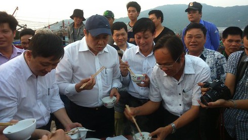 Shop TIN 1/5: Chúng tôi đón thuyền, mua và ăn cá biển tại cảng Nhật Lệ-Đồng Hới - ảnh 17