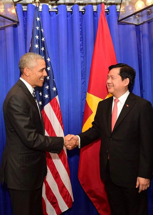 Shop TIN 27/5:BT Đinh La Thăng ôm John Kerry: “Cái chân ngài đã khỏe hẳn chưa?”. - ảnh 1