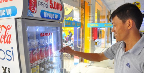 Shop TIN 8/7: Tủ nước tự phục vụ, đồng giá 5000 đ, không người thu tiền - ảnh 1