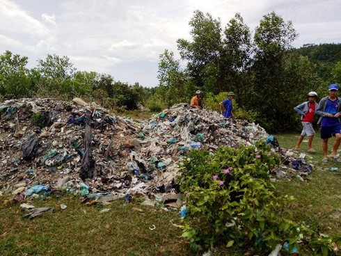 Shop TIN 15/7: Hà Tĩnh: Hàng trăm tấn rác thải có chữ Trung Quốc đổ vào rừng - ảnh 2