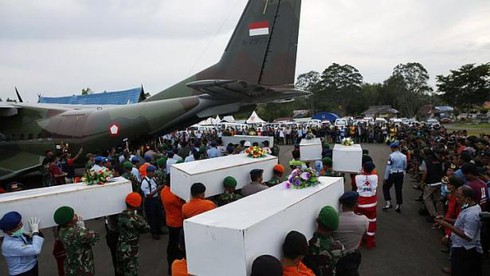Vụ QZ8501: Nhiều thi thể nạn nhân mắc kẹt cùng ghế ngồi - ảnh 1