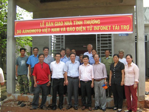 Báo Infonet và Ajinomoto trao nhà tình thương cho 2 hộ nghèo - ảnh 1