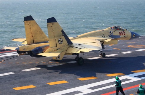 Trung Quốc: J-15 hạ cánh thành công xuống tàu sân bay - ảnh 3
