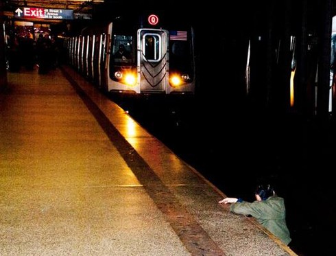 Dân Mỹ nổi giận vì sự vô cảm của phóng viên New York Post - ảnh 1