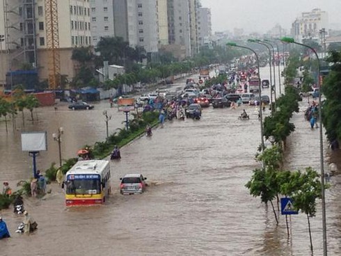 Hà Nội chống bão Haiyan: Hoãn mọi cuộc họp, sơ tán dân, mở cửa đập - ảnh 1