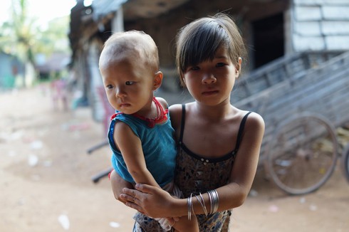 Mảnh đời cơ cực của những đứa trẻ Việt ở Campuchia - ảnh 4