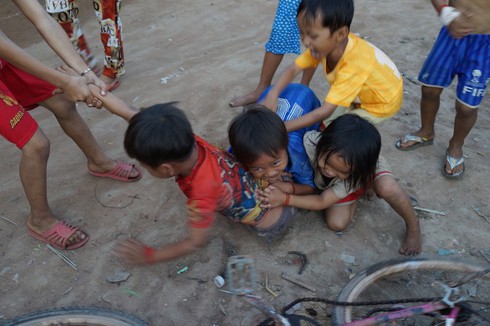 Mảnh đời cơ cực của những đứa trẻ Việt ở Campuchia - ảnh 5