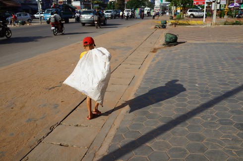 Mảnh đời cơ cực của những đứa trẻ Việt ở Campuchia - ảnh 11