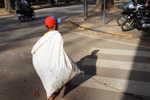 Mảnh đời cơ cực của những đứa trẻ Việt ở Campuchia - ảnh 14