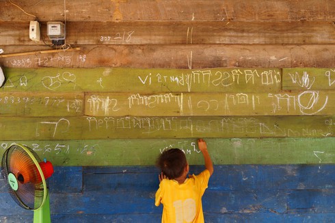 Mảnh đời cơ cực của những đứa trẻ Việt ở Campuchia - ảnh 15