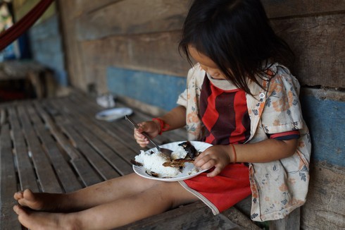 Mảnh đời cơ cực của những đứa trẻ Việt ở Campuchia - ảnh 17