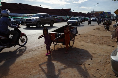 Mảnh đời cơ cực của những đứa trẻ Việt ở Campuchia - ảnh 18