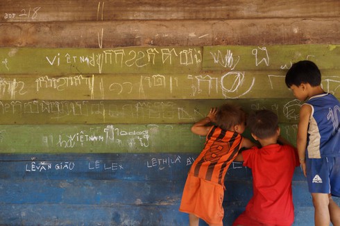 Mảnh đời cơ cực của những đứa trẻ Việt ở Campuchia - ảnh 19