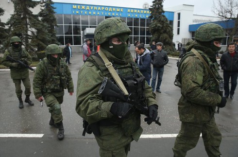 Binh sĩ Ukraine ồ ạt rút khỏi Crimea - ảnh 1