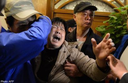 Thân nhân hành khách MH370 gục ngã trước tin dữ - ảnh 1