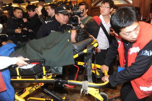 Thân nhân hành khách MH370 gục ngã trước tin dữ - ảnh 2