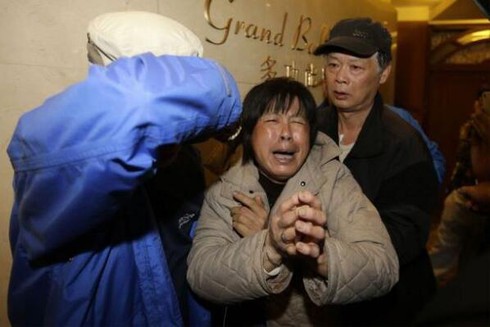 Thân nhân hành khách MH370 gục ngã trước tin dữ - ảnh 3