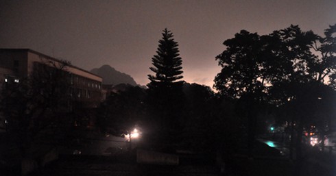 Trời bỗng nhiên tối sầm vào lúc 9h05'.