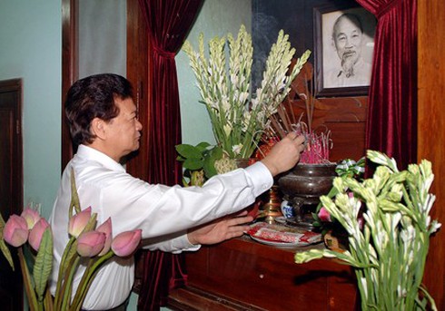 Thủ tướng dâng hương tưởng niệm Bác Hồ - ảnh 1