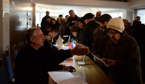 Đông Ukraine: Các điểm bỏ phiếu phải mở thêm giờ vì quá đông cử tri - ảnh 1