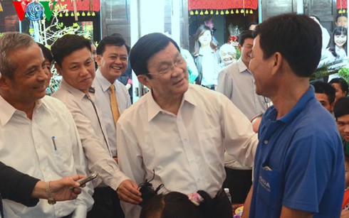 Chủ tịch nước thăm công nhân ăn Tết xa nhà tại tỉnh Long An - ảnh 1