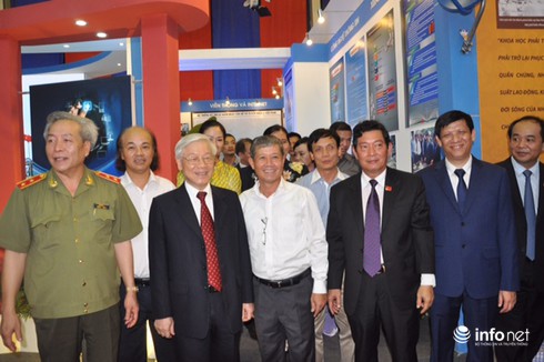 Tổng Bí thư thăm khu triển lãm của Bộ TT&TT trong ngày Quốc khánh - ảnh 3