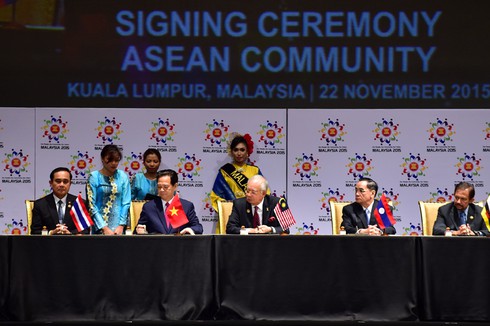 Chính thức ra Tuyên bố Kuala Lumpur về việc thành lập Cộng đồng ASEAN - ảnh 1