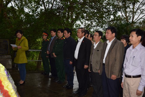 Lãnh đạo Bộ TT&TT dâng hương tại Khu di tích lịch sử Lèn Hà (Quảng Bình) - ảnh 1