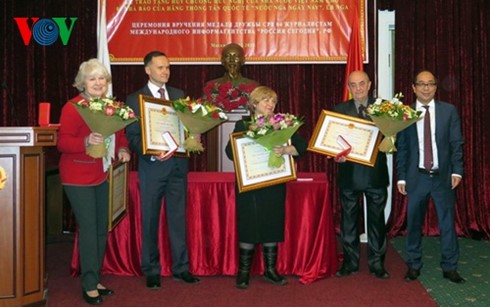 Trao tặng Huy chương hữu nghị của Việt Nam cho các phóng viên Nga - ảnh 1