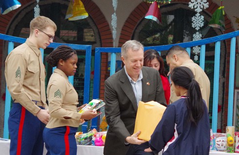 Đại sứ Hoa Kỳ tại Việt Nam tặng quà Tết cho trẻ em làng SOS - ảnh 1