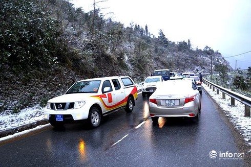 Hàng trăm ôtô “nằm chết” trên đỉnh đèo Ô Quy Hồ - ảnh 1