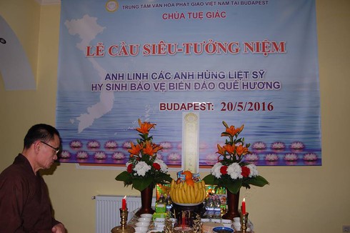 Người Việt tại Hungary cầu siêu tri ân các anh hùng hy sinh vì biển đảo Tổ Quốc - ảnh 2