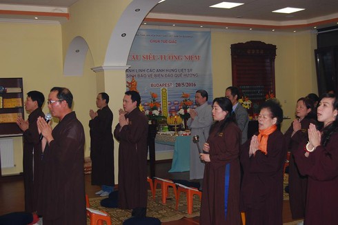 Người Việt tại Hungary cầu siêu tri ân các anh hùng hy sinh vì biển đảo Tổ Quốc - ảnh 3