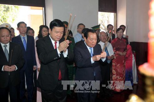 Lãnh đạo TP.HCM dâng hương Chủ tịch Hồ Chí Minh và Chủ tịch Tôn Đức Thắng - ảnh 1