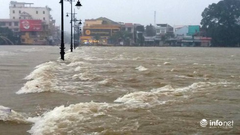 Huế tiếp tục mưa lớn: Người chết, hàng ngàn ngôi nhà bị ngập - ảnh 2