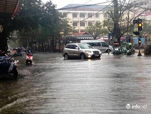 Huế tiếp tục mưa lớn: Người chết, hàng ngàn ngôi nhà bị ngập - ảnh 3