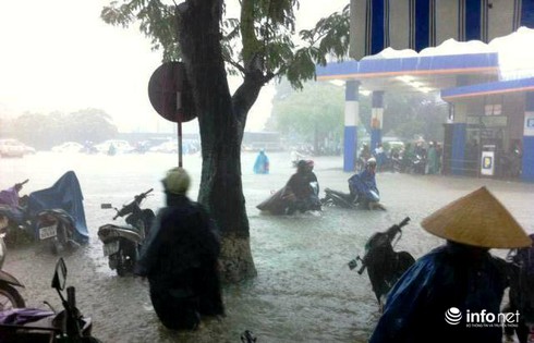 Huế tiếp tục mưa lớn: Người chết, hàng ngàn ngôi nhà bị ngập - ảnh 1