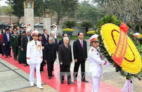 Lãnh đạo Đảng, Nhà nước vào Lăng viếng Chủ tịch Hồ Chí Minh - ảnh 1