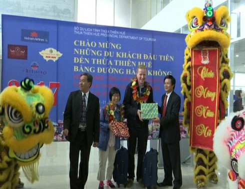 Huế đón đoàn du khách đầu tiên của năm 2017 - ảnh 1