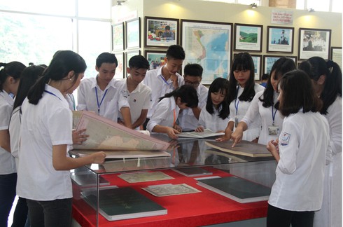 Triển lãm tư liệu về chủ quyền Hoàng Sa, Trường Sa tại tỉnh Đồng Tháp - ảnh 2