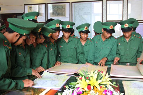 Triển lãm tư liệu về chủ quyền Hoàng Sa, Trường Sa tại tỉnh Đồng Tháp - ảnh 4