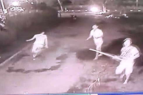 Trả thù nhầm, dắt nhau vào tù - ảnh 1