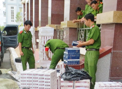 Nổ súng truy đuổi xe biển số xanh - ảnh 1