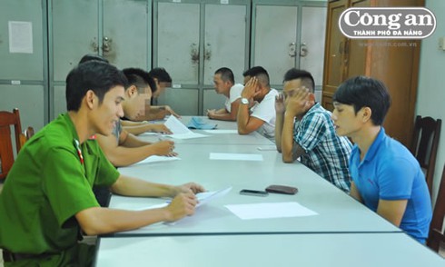 “Đập đá”, “lắc” xuyên đêm từ bar đến quán karaoke - ảnh 2