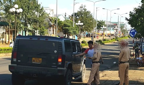 Bí mật trong chiếc Hummer