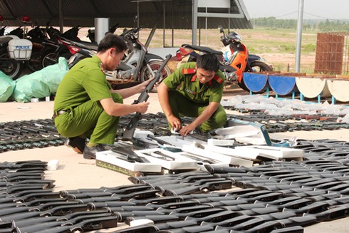 Vụ bắt giữ lô hàng lớn súng hơi và pháo: Chủ sở hữu là đầu bếp tàu viễn dương - ảnh 1